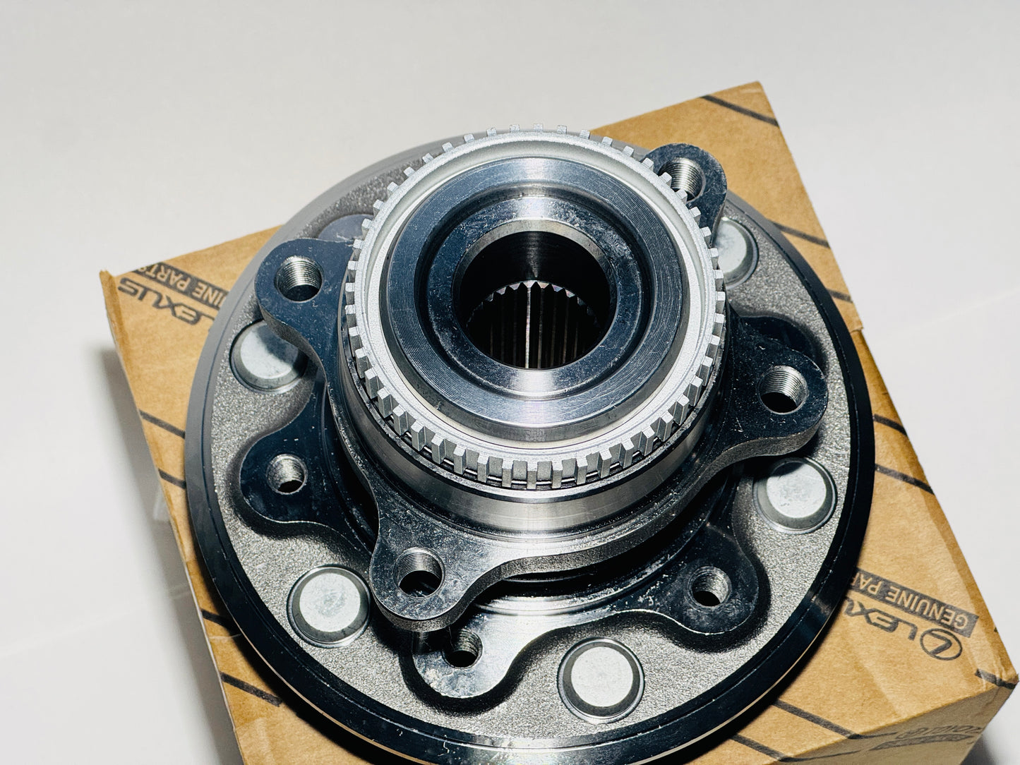 OEM TOYOTA HIACE H200 SERIES 2004-2019 FRONT HUB ASSEMBLY (4WD MODELS ONLY 1/PIECE)