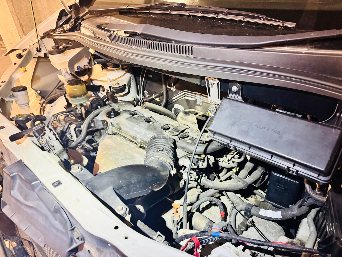 2004 TOYOTA ALPHARD (ANH15) PARTOUT