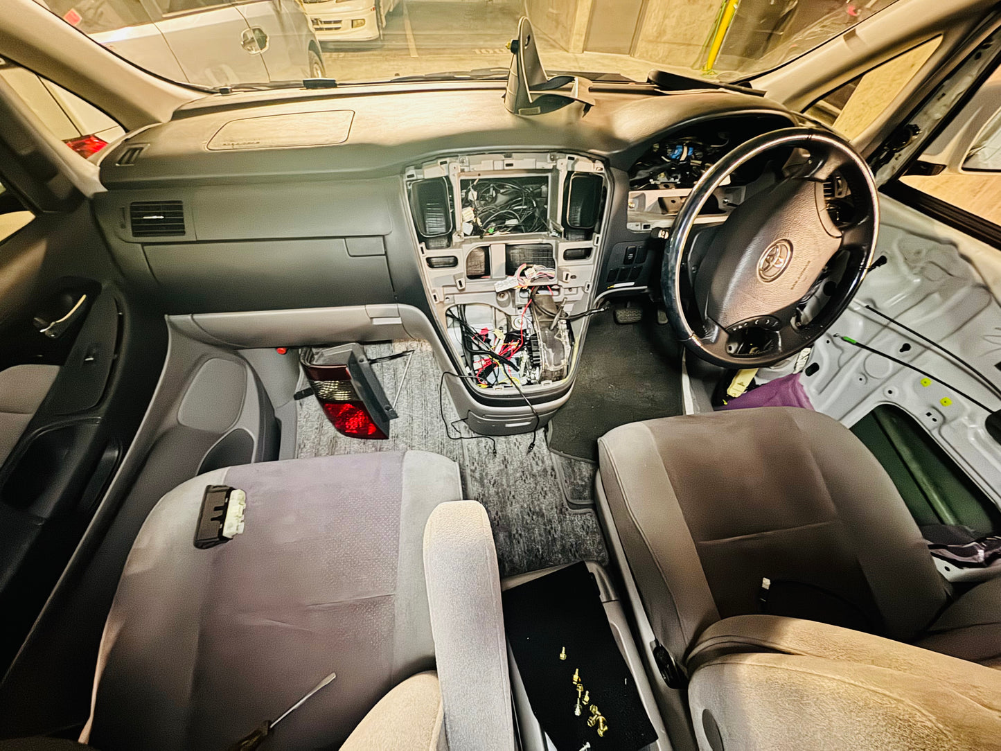 2004 TOYOTA ALPHARD (ANH15) PARTOUT