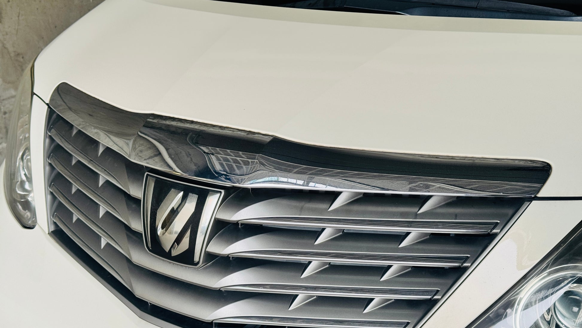 Toyota Alphard 2nd gen front hood garnish picture 