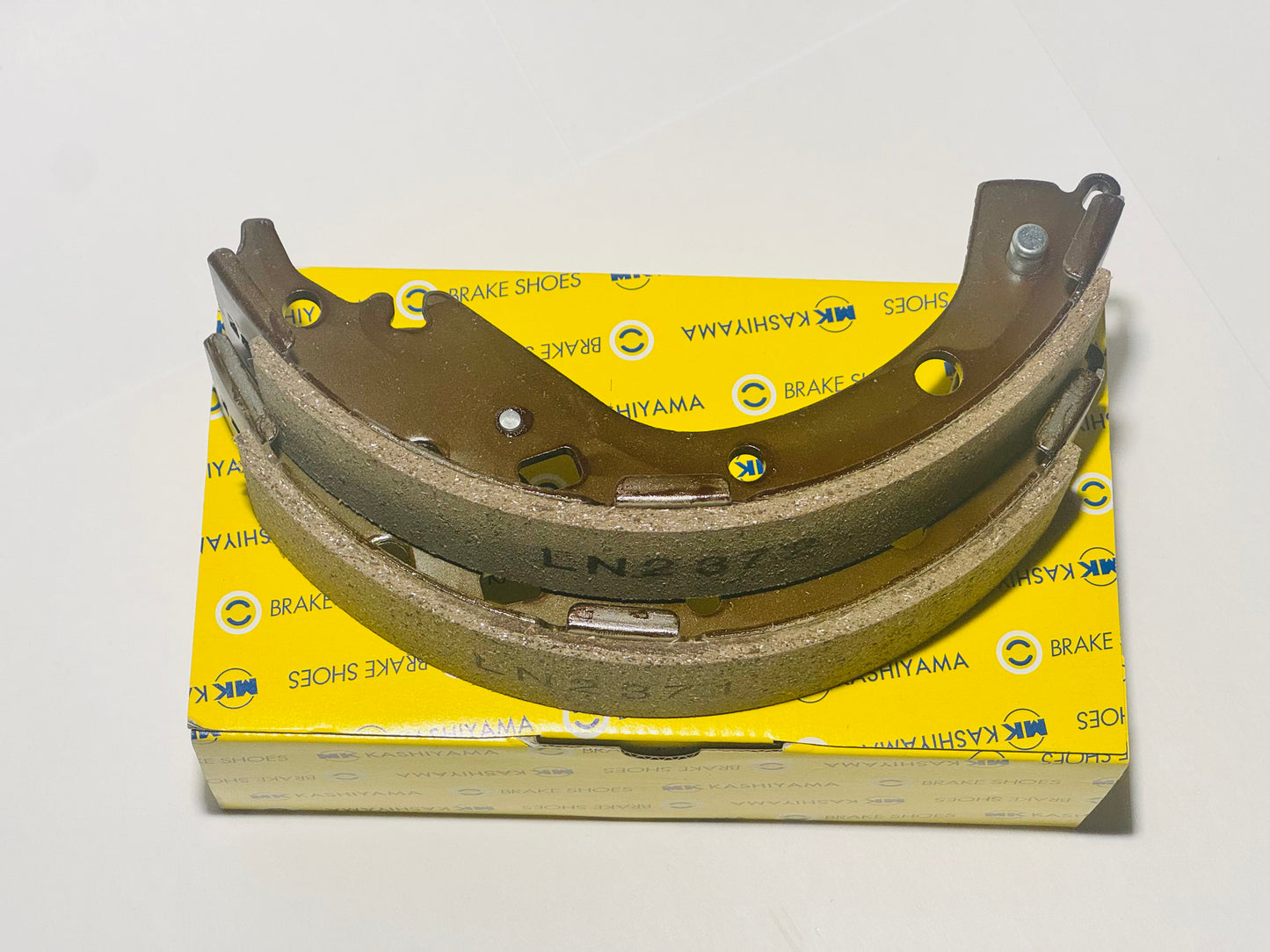 2001-2007 TOYOTA VOXY / NOAH REAR BRAKE SHOE SET